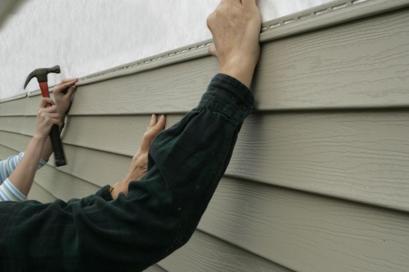 Vinyl Siding Repair Expert Image 1